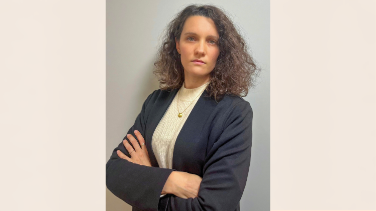 Woman with curly hair folding her arms